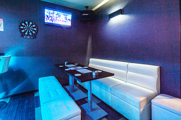 「Re:cover(リカバー)」は21時から朝5時まで楽しくお酒を飲み続けられる飲み放題バーです。