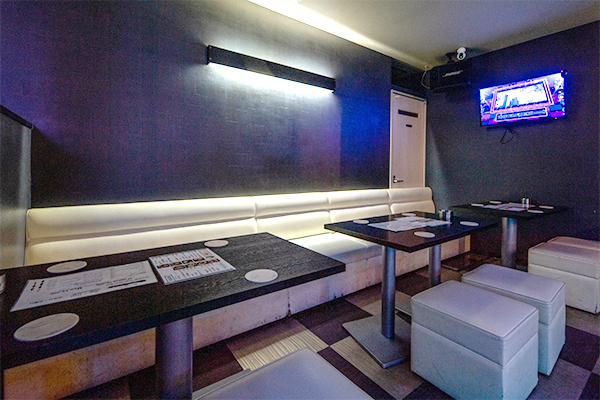 「Re:cover(リカバー)」は21時から朝5時まで楽しくお酒を飲み続けられる飲み放題バーです。